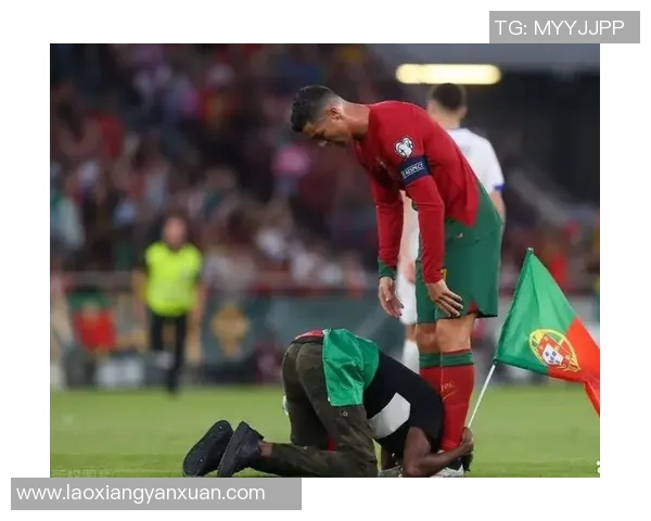 欧冠赛场惊现奇葩事件球迷冲入场内抢夺C罗球衣引发热议